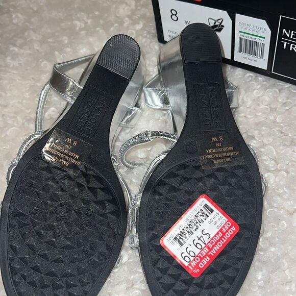 New York Transit Women's Silver Sandals New Years Holiday size 8 wide width - Picture 2 of 4